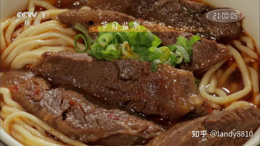 宝宝坐下握住它剧照2